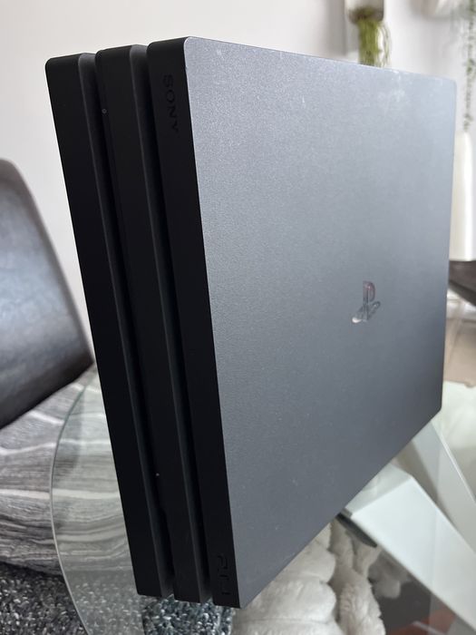 PS4 PRO 1TB + 2 comandos Dualshock + 4 jogos