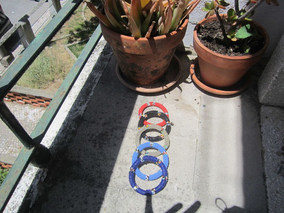 5 pulseiras Massai em preto, branco, azul claro e azul escuro, vermelho