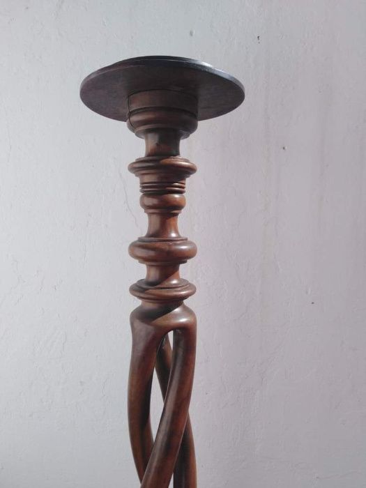 Coluna de madeira antiga