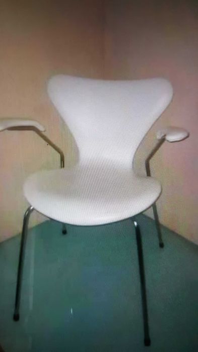 Krzesło projektu Arne Jacobsen serii 7 dla marki Fritz Hansen.