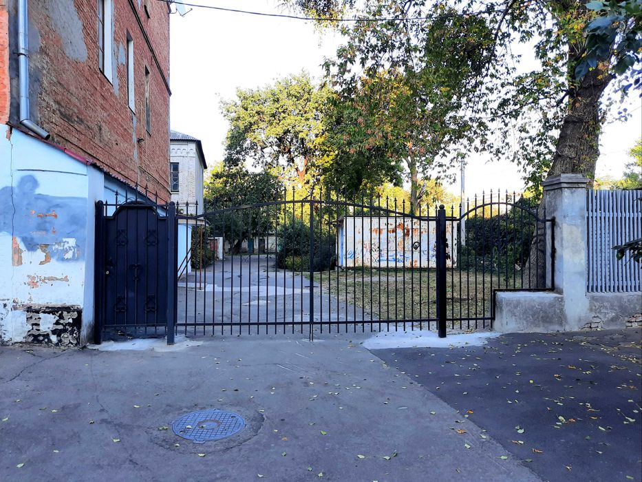 Гараж біля 10 школи і скверу ім. О.Бабаєва. | Центр