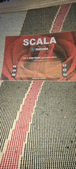 Tapete preto e vermelho