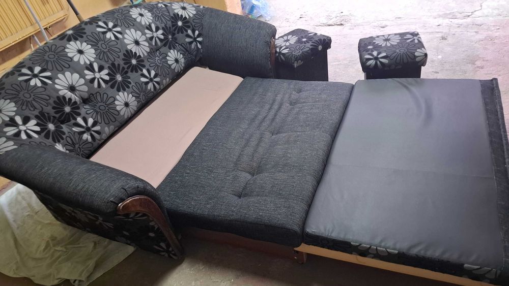 Sprzedam sofę  z pufami i poduszkami