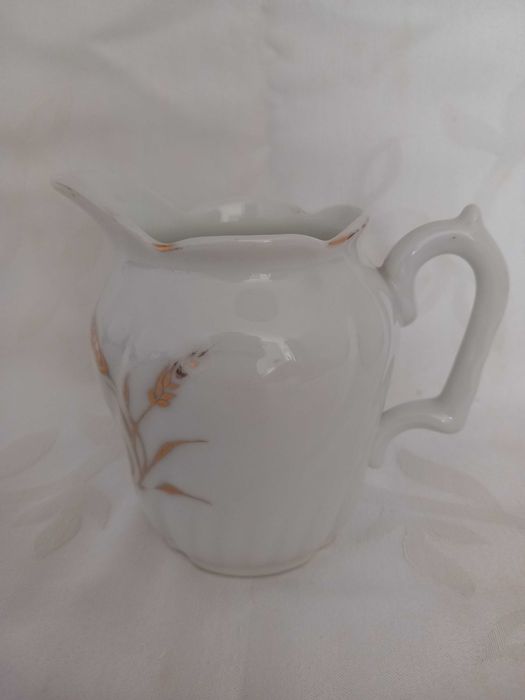 Leiteira da Vista Alegre porcelana moldada  relevada período 1881/1921