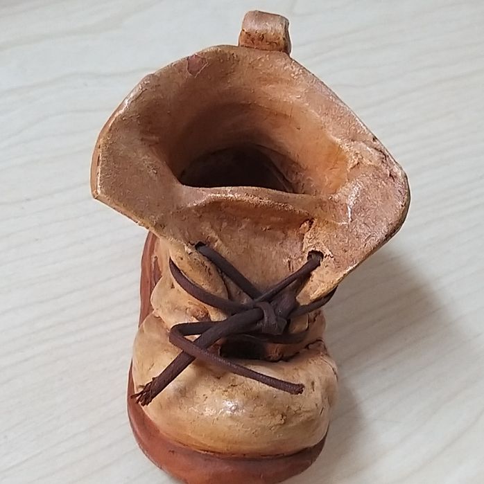 Bota em Barro, com atacadores.