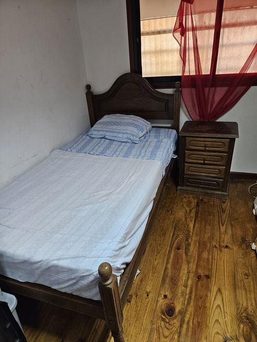 Cama de solteiro com colchão + cómoda