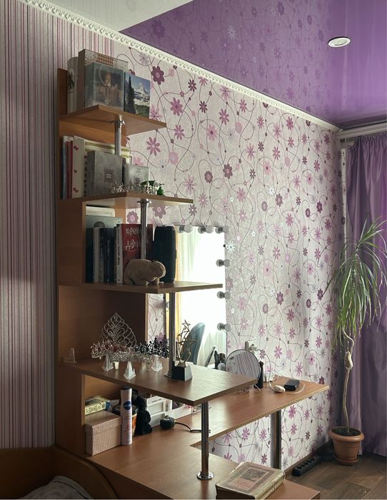 Туалетний стіл, дзеркало, полиці