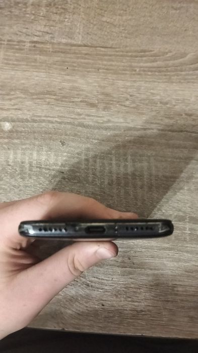 Смартфон pocophone f1 2018 року народження був і остається дуже класним телефоном для ігор або навчання