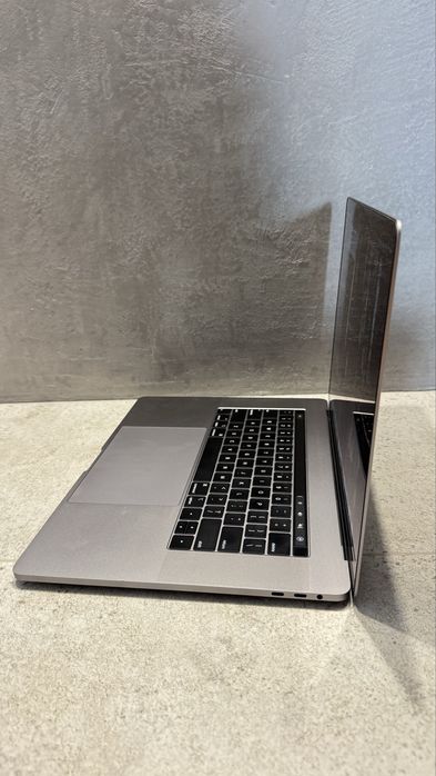 Apple Macbook Pro A1990 2018 2019 15’ 32gb 1tb Radeon Pro 560X 4gb