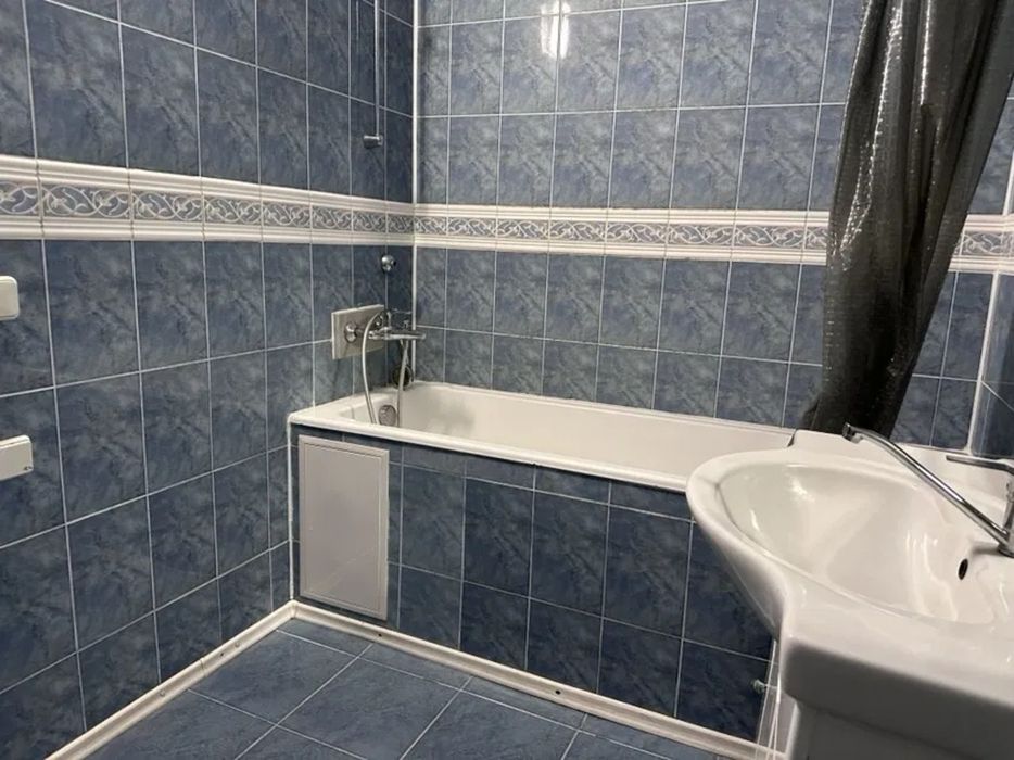Продам елітну чотирикімнатну квартиру в центрі міста - 125 м².