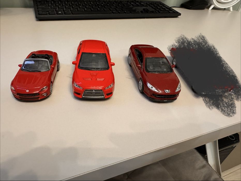 Samochodziki kolekconerskie 30 sztuk  (metalowe)