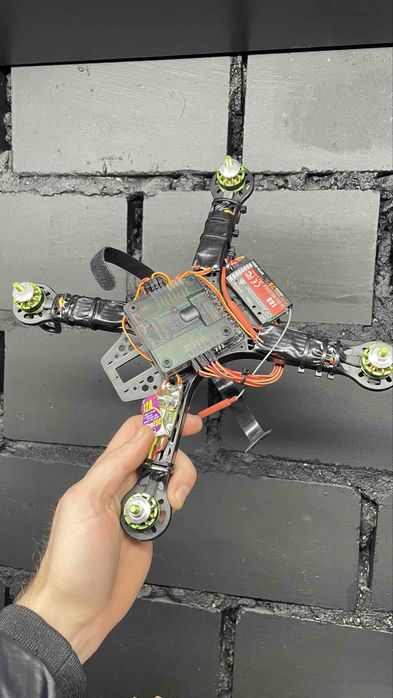 Квадрокоптер у валізі + пульт Quanum