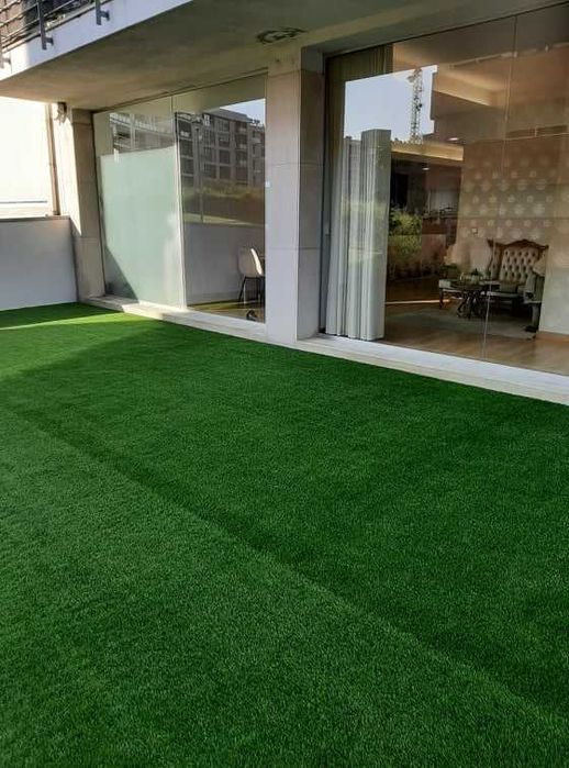 Colocação de relva sintética