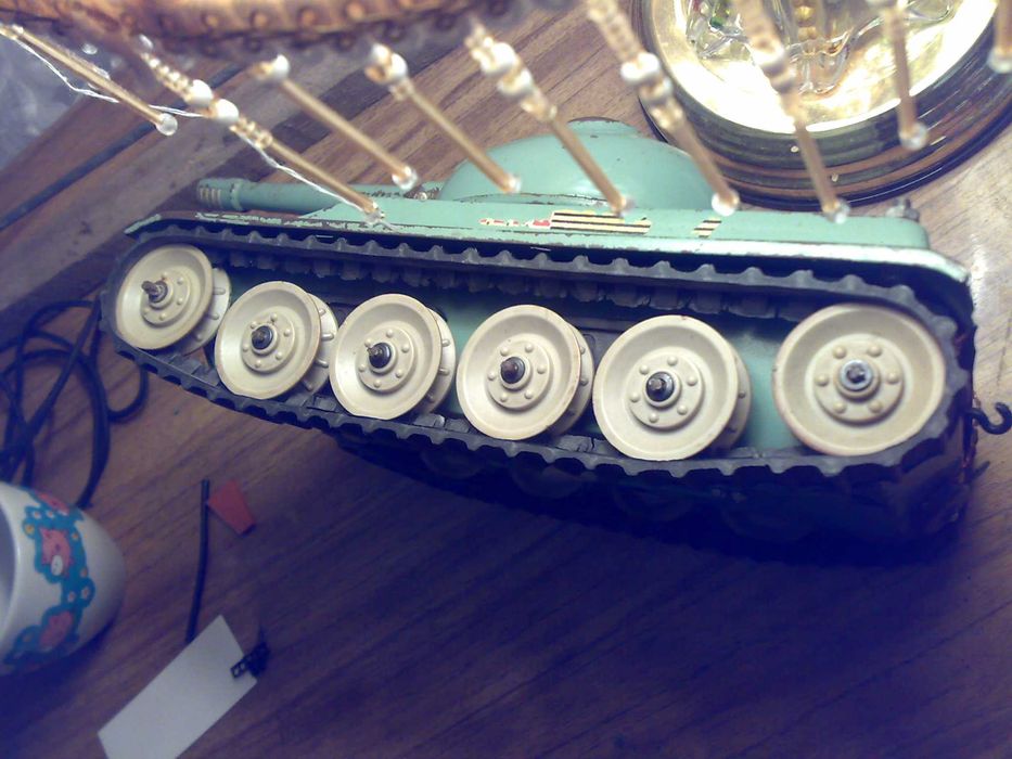 Детские игрушки СССР.танк стальной.большой на батарейках.