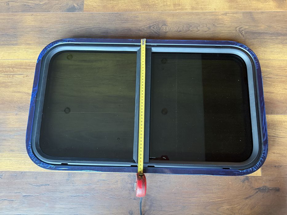 Okno przesuwne z moskitierą do kampera 700x400mm