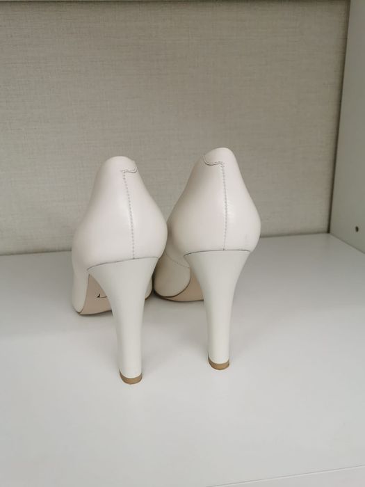 Sprzdam biale skórzane buty ślubne 39
