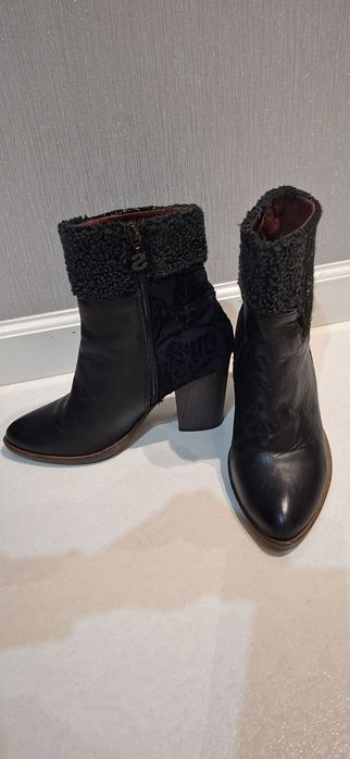 Skórzane botki na obcasie Desigual R 40