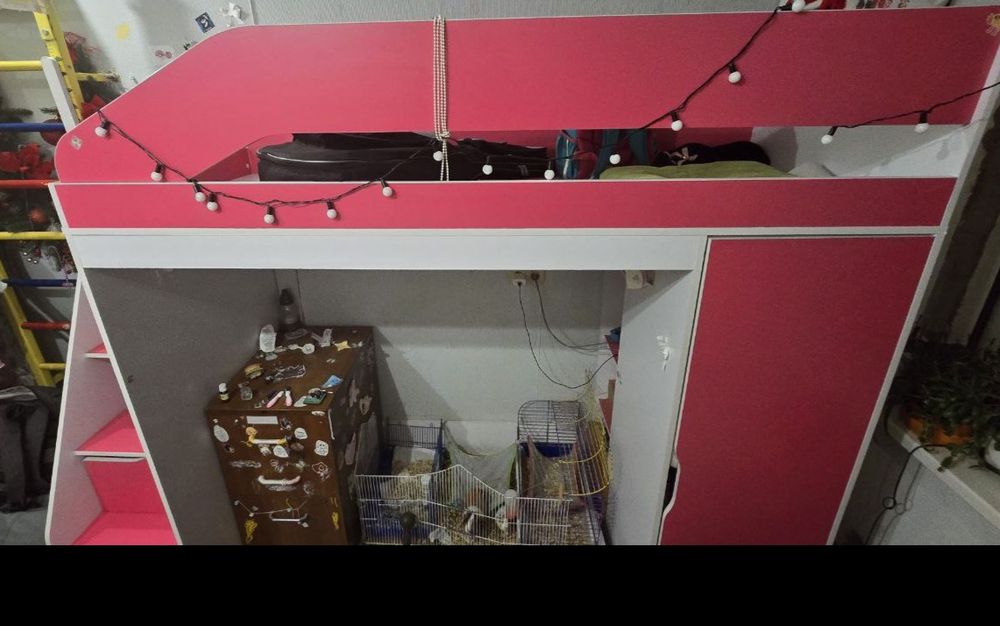 Дитяче ліжко-горище з робочою зоною, кутовою шафою і сходами-комодом