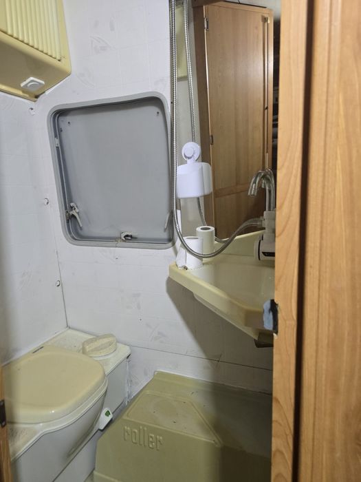 Caravana 495 KLU com toldo – ideal para campismo ou projeto