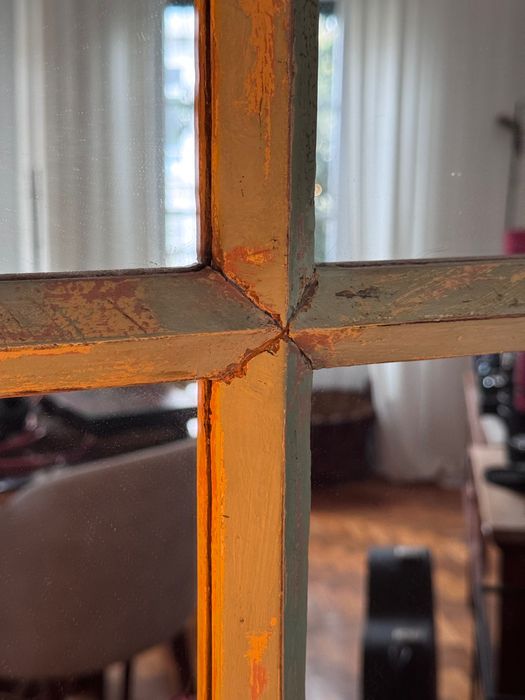 Espelho feito a partir de uma janela antiga