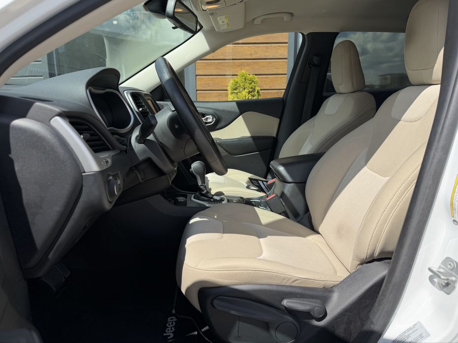 JEEP CHEROKEE 2016 року, 2.4 бензин, автомат, повний привід.
