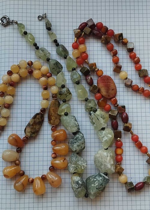 Бусы из натуральных камней