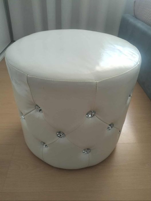 Puff branco com pormenores de "diamante"