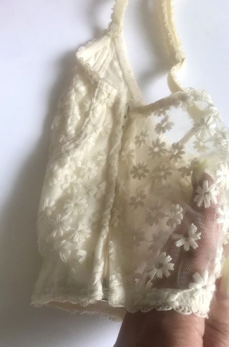 Бра/Топ. Ваніль. Мереживо/Сітка. S розмір. Обєм 75А.