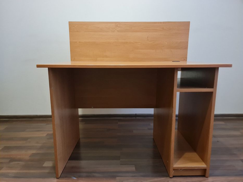 Робочий стіл в хорошому стані.