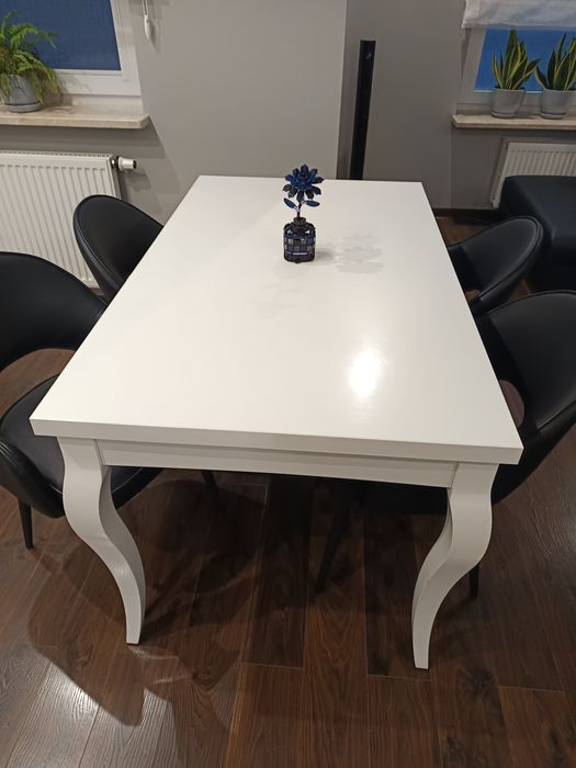 Stol lakierowany bialy