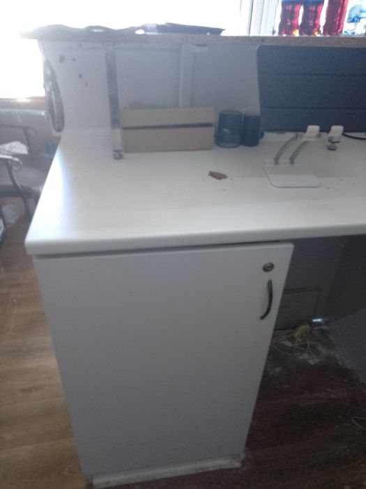 Стойка с двумя шкафами