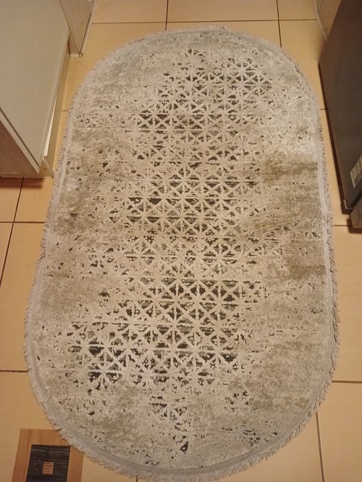 Продам коврік в дуже гарному стані мае гарний візерунок  сіруватий