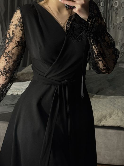 чорне коротке плаття з мереживом