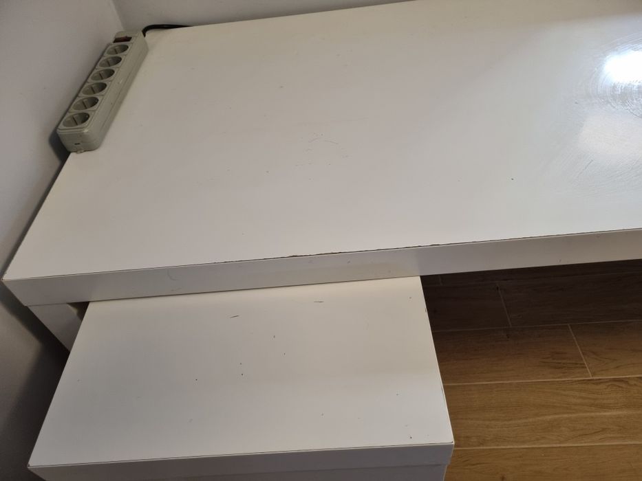 Secretária Malm com painel extraível