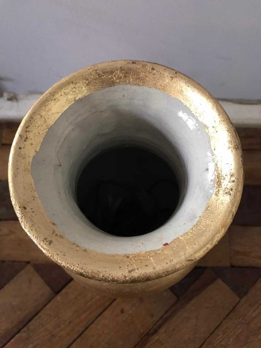 Jarra dourada base de candeeiro