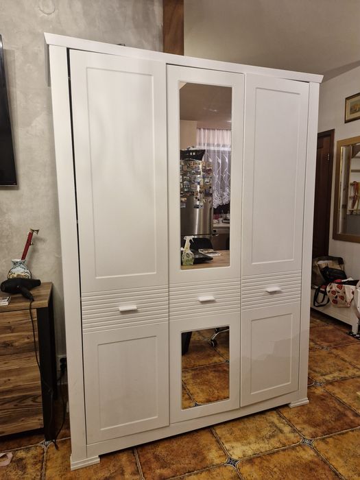 Szafa trzydrzwiowa z lustrem