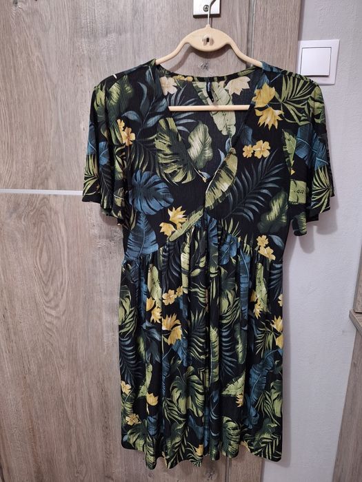 Luźna sukienka w liście reserved M