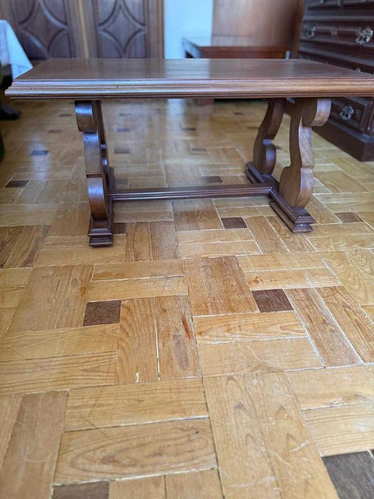 Mesa de centro clássica em madeira – muito robusta