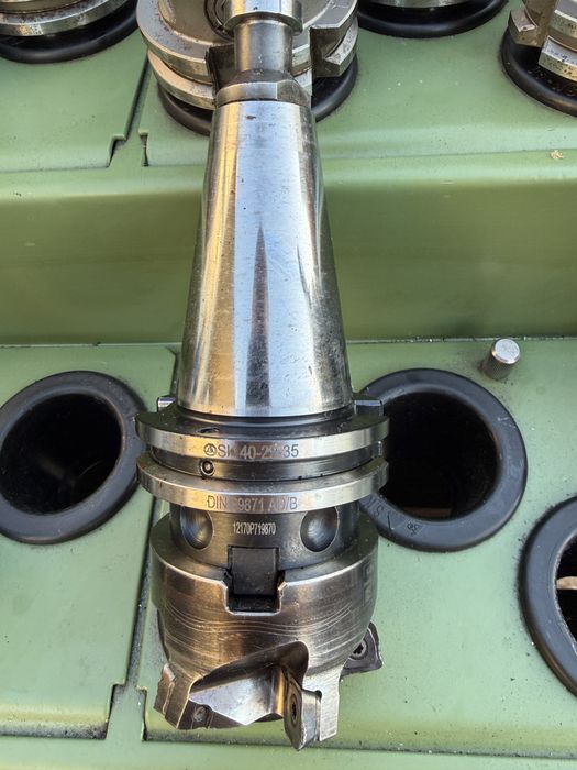 Frez czołowy Ø63 mm Sandvik z oprawką SK40 DIN 69871 – 5 gniazd