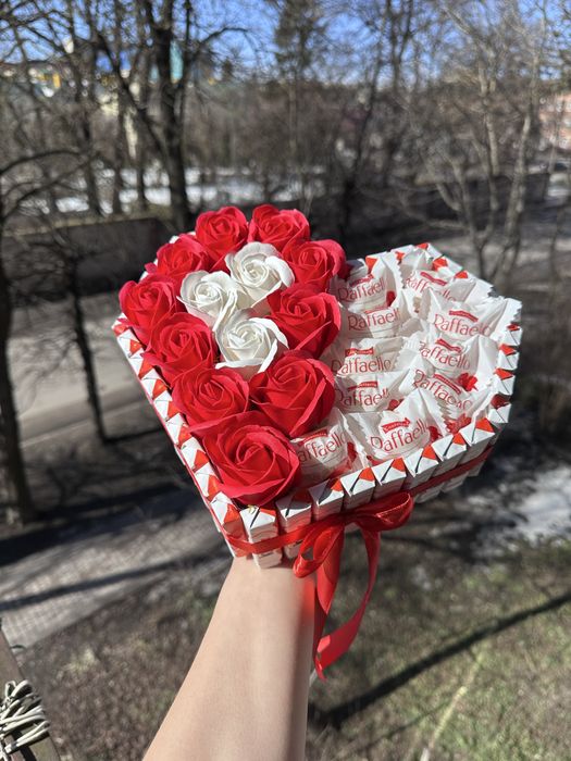 Подарункова композиція із Kinder | солодкий торт з мильними трояндами