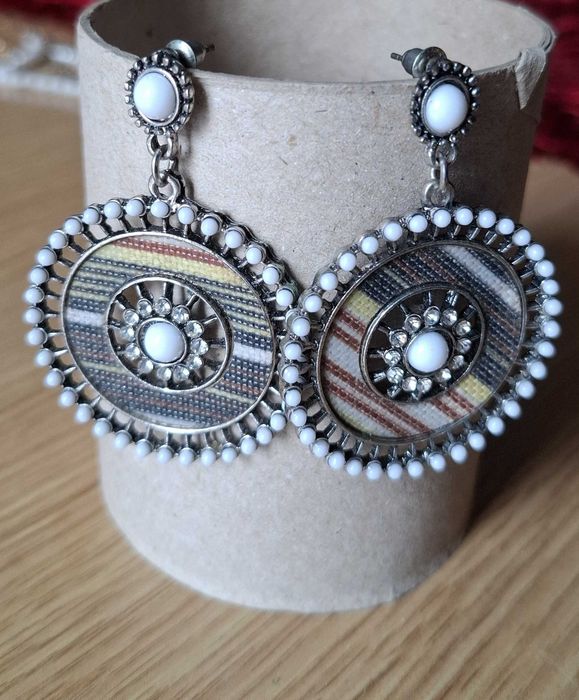 Brincos Grandes Prateados Étnicos Mandalas com Miçangas Brancas