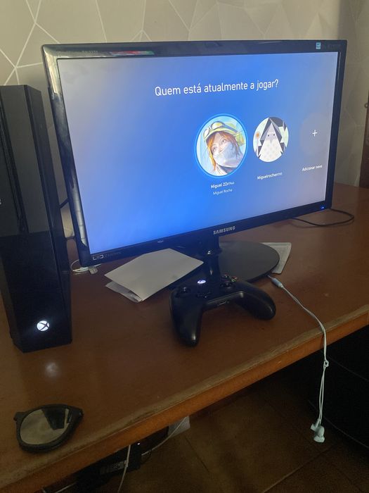 Vendo xbox on como nova e com o monitor