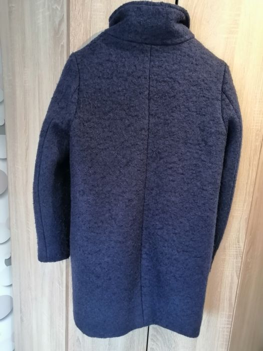 Prosty płaszcz damski.