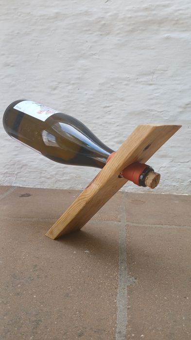 Suporte flutuante para garrafas de vinho.