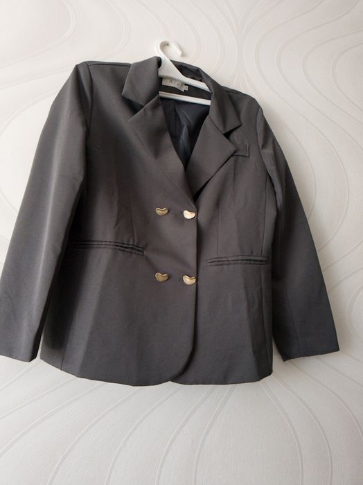 Піджак сірий з гудзиками у формі серця