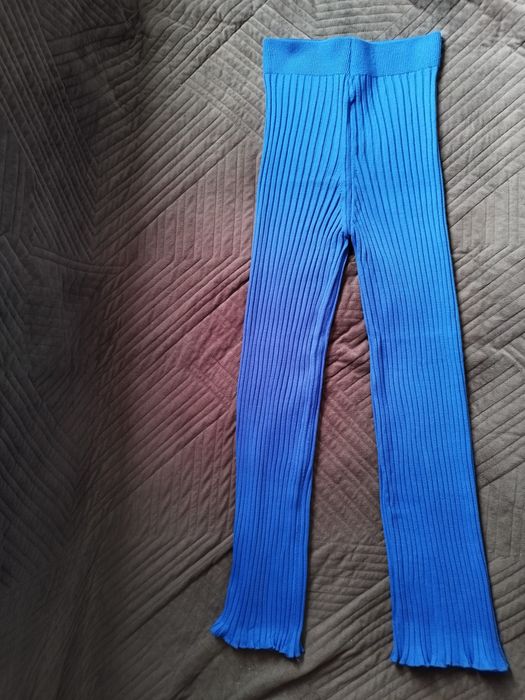Стильні жіночі штани з еластичної рельєфної тканини.