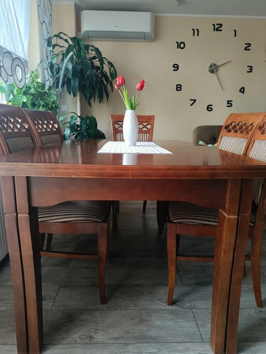 Stół z krzesłami