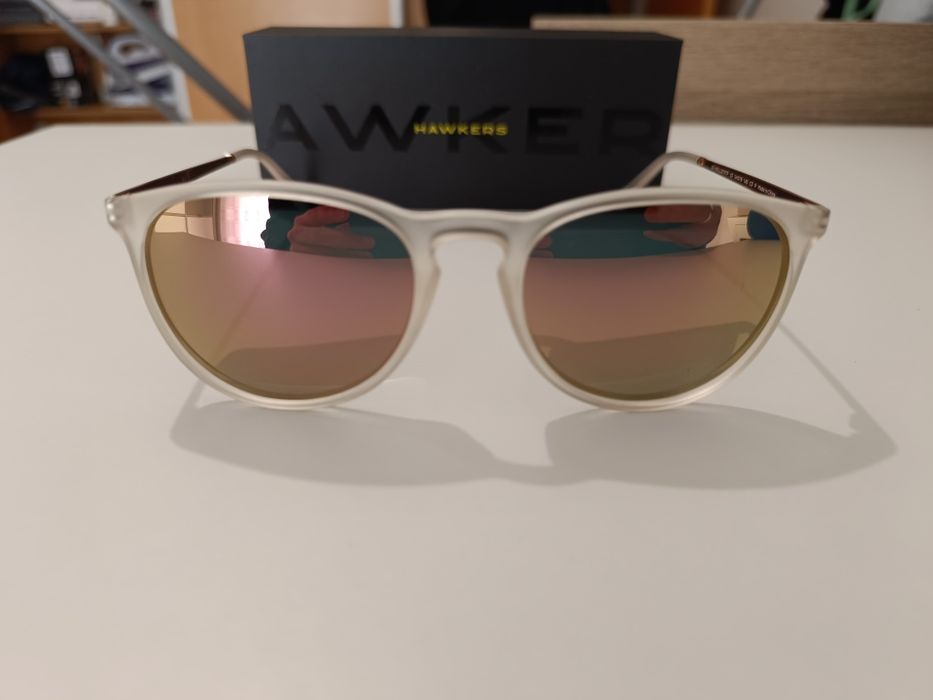 Óculos Hawkers polarizados  com aste rosa gold