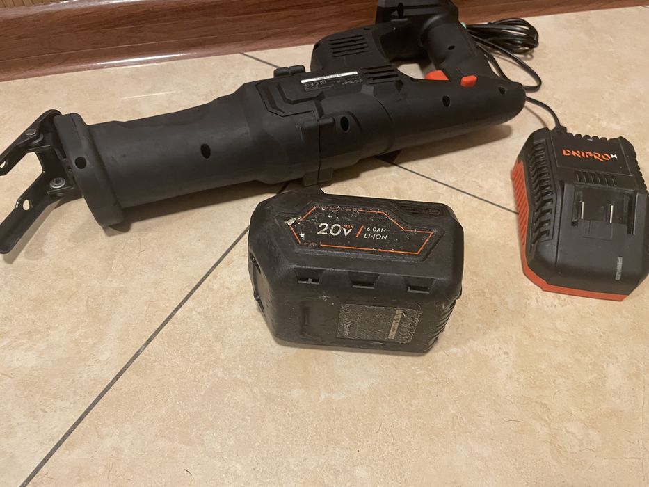 Акумуляторна шабельна пила Dnipro-M DRS-200