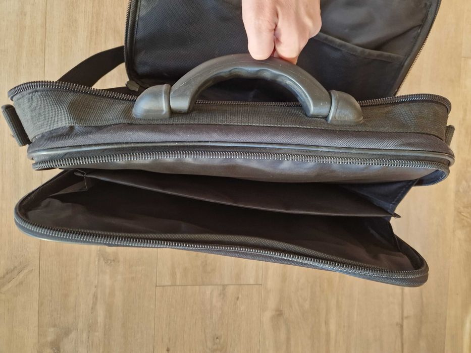 Czarna torba na laptopa